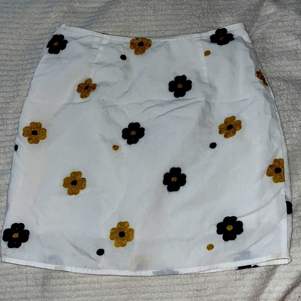 short flower skirt- white with pattern